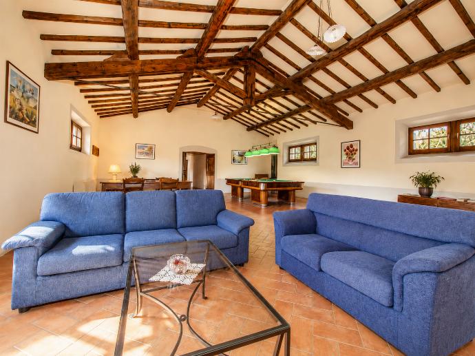 Living room with sofas, WiFi internet, and satellite TV . - Casale del Conte . (Galería de imágenes) }}