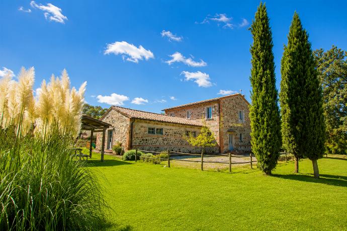 The outdoor area of the villa . - Casale del Conte . (Galería de imágenes) }}