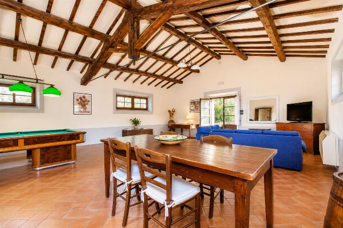 Open-plan living room with sofa, dining area, kitchen, WiFi internet, and satellite TV . - Casale del Conte . (Galería de imágenes) }}