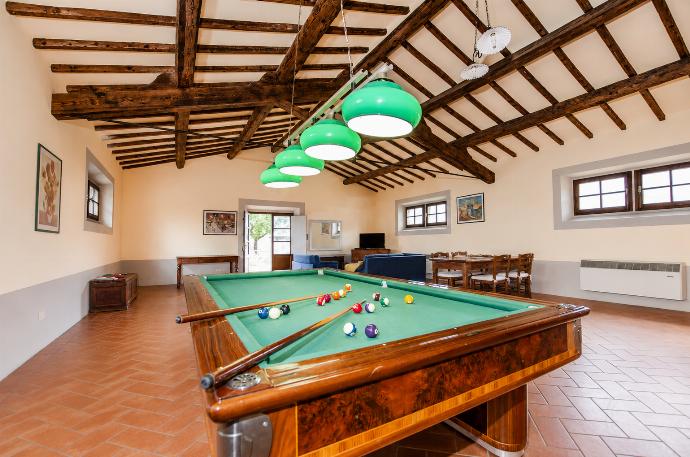 Pool table . - Casale del Conte . (Galería de imágenes) }}