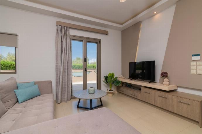  . - Villa Vatia 1 . (Photo Gallery) }}