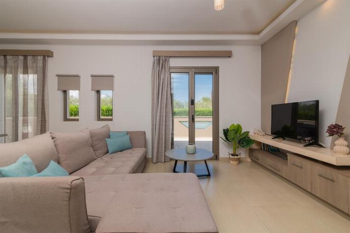  . - Villa Vatia 1 . (Photo Gallery) }}