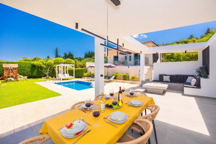 Sheltered terrace area . - Villa Vatia 2 . (Galleria fotografica) }}