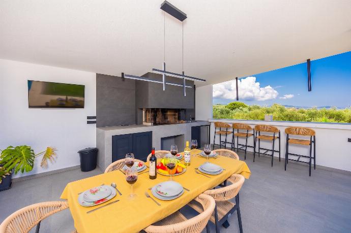 Sheltered terrace area . - Villa Vatia 2 . (Galleria fotografica) }}