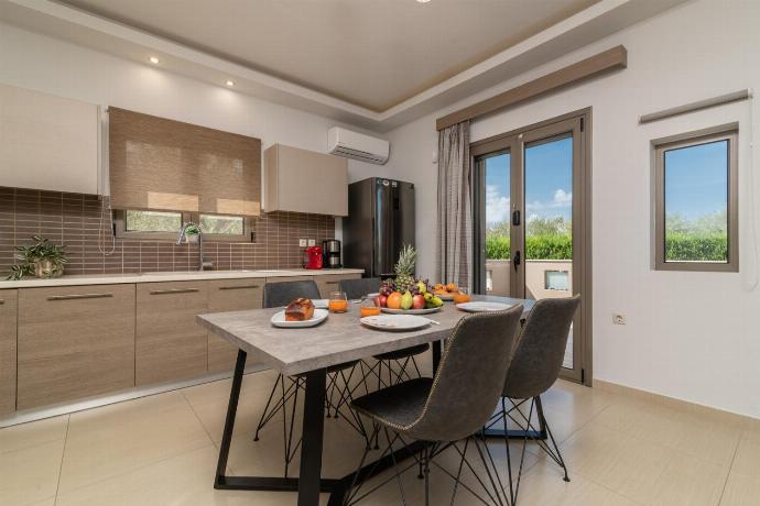  . - Villa Vatia 2 . (Photo Gallery) }}