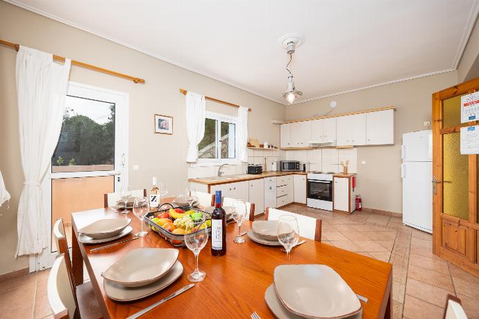 Equipped kitchen with dining area . - Villa Doreta . (Photo Gallery) }}