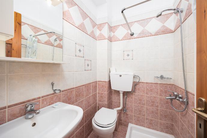 Family bathroom with shower . - Villa Doreta . (Photo Gallery) }}