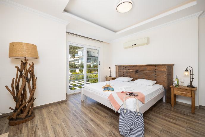 Double bedroom with en suite bathroom and A/C . - Residence Villa 1 . (Photo Gallery) }}