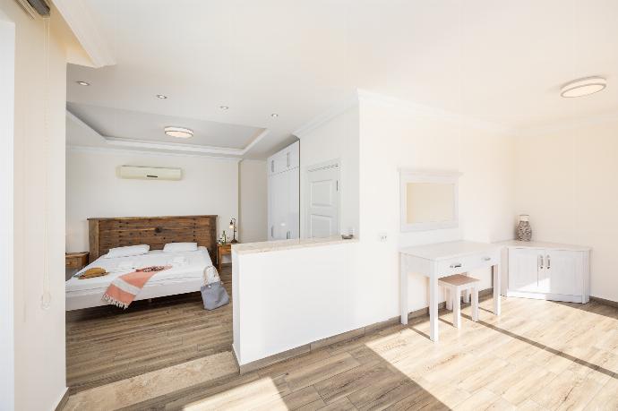 Double bedroom with en suite bathroom and A/C . - Residence Villa 1 . (Photo Gallery) }}