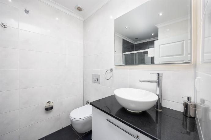En suite bathroom with shower . - Residence Villa 1 . (Photo Gallery) }}