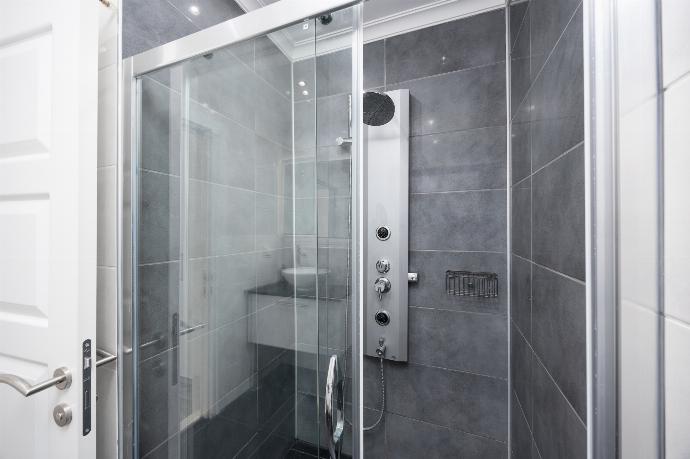 En suite bathroom with shower . - Residence Villa 1 . (Photo Gallery) }}