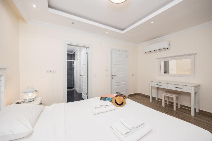 Double bedroom with en suite bathroom and A/C . - Residence Villa 1 . (Photo Gallery) }}