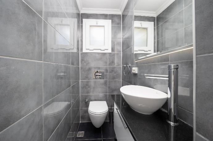 Family W/C . - Residence Villa 1 . (Photo Gallery) }}