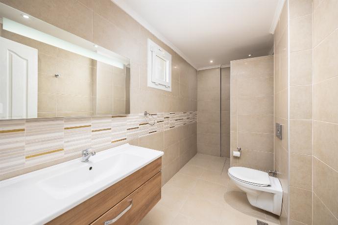 En suite bathroom with shower . - Four Seasons Villa . (Photo Gallery) }}