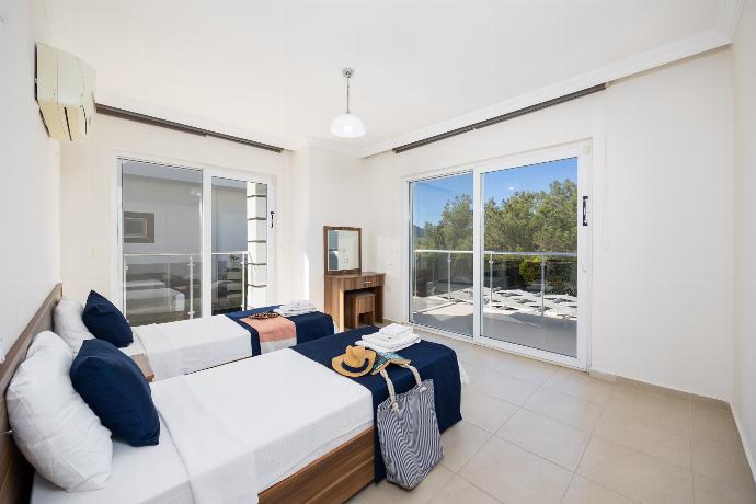 Twin bedroom with en suite bathroom and A/C . - Four Seasons Villa . (Photo Gallery) }}