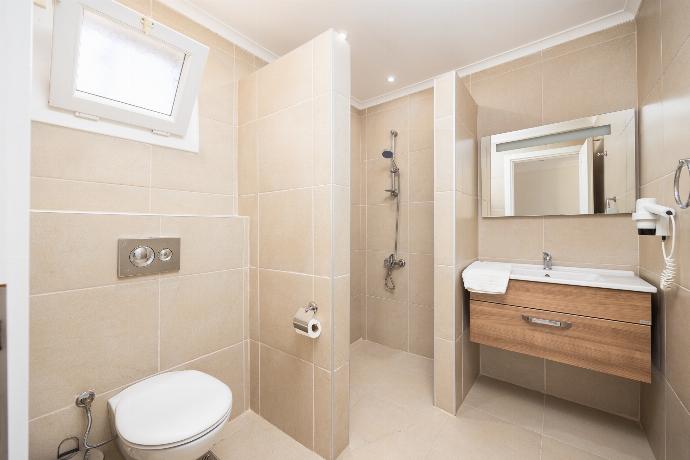 En suite bathroom with shower . - Four Seasons Villa . (Photo Gallery) }}