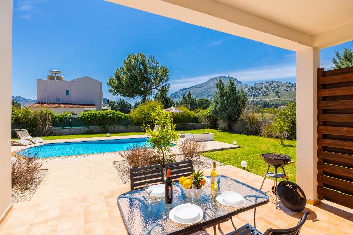 Sheltered terrace area . - Villa Athena Classico . (Photo Gallery) }}