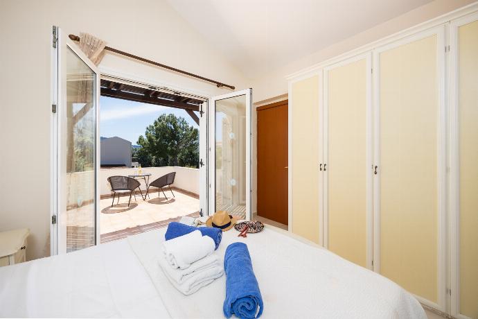 Double bedroom with en suite bathroom and A/C . - Villa Athena Classico . (Photo Gallery) }}