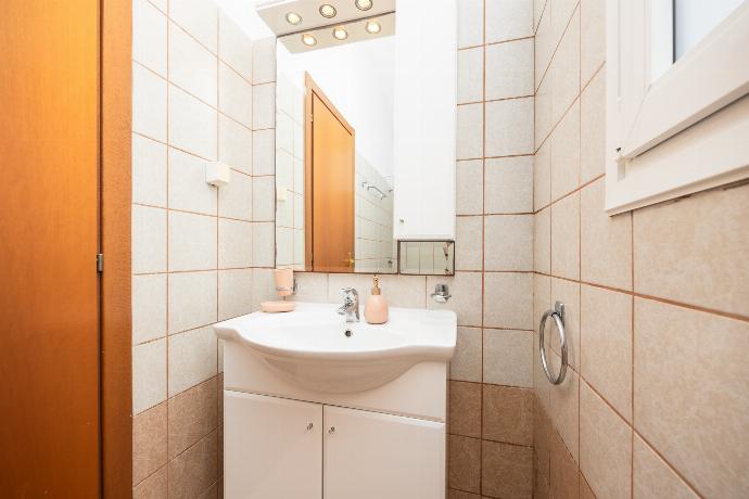 En suite bathroom with shower . - Villa Athena Classico . (Photo Gallery) }}