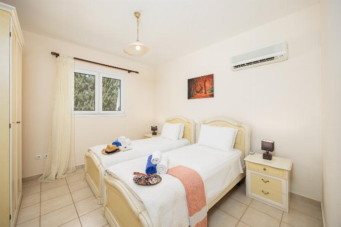 Twin bedroom with A/C . - Villa Athena Classico . (Photo Gallery) }}