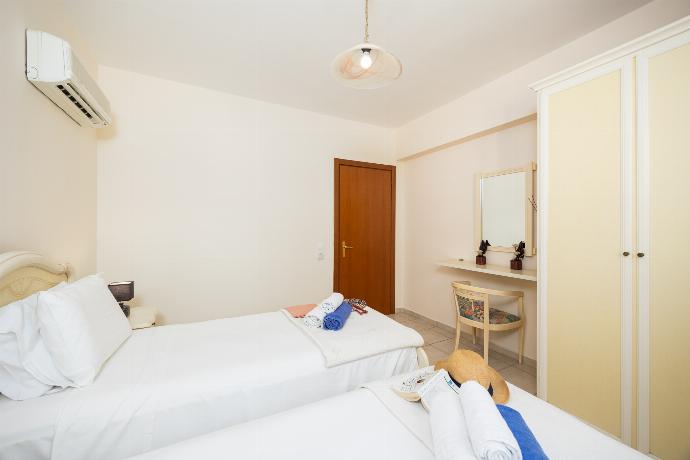 Twin bedroom with A/C . - Villa Athena Classico . (Photo Gallery) }}
