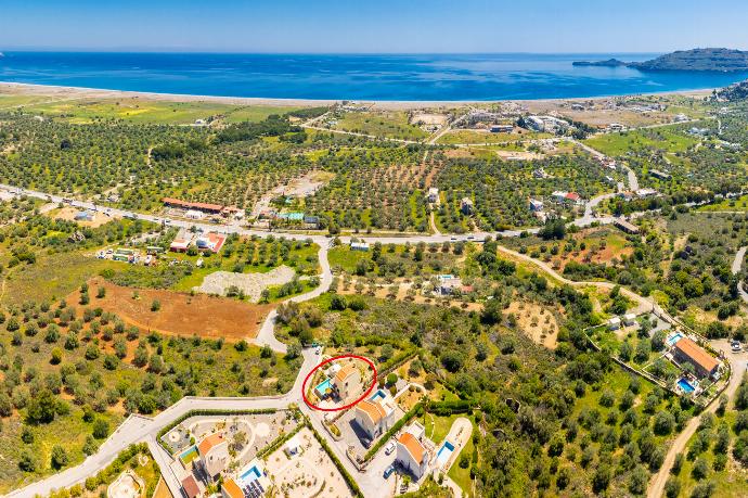 Aerial view showing location of villa . - Villa Elena . (Galleria fotografica) }}