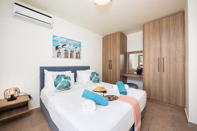 Double bedroom with A/C . - Villa Elena . (Galleria fotografica) }}