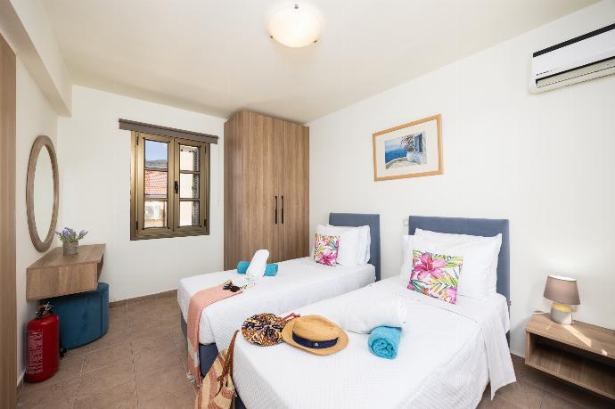 Twin bedroom with A/C . - Villa Elena . (Galleria fotografica) }}