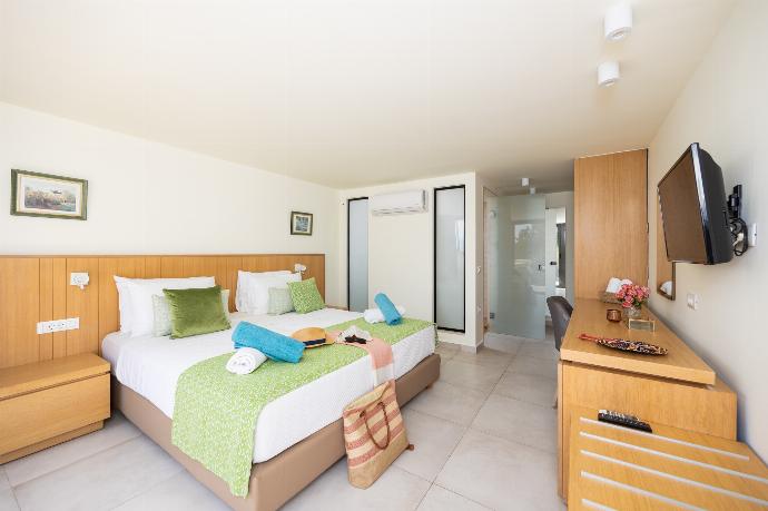 Double bedroom in annex with en suite bathroom and A/C . - Villa Elena . (Galleria fotografica) }}
