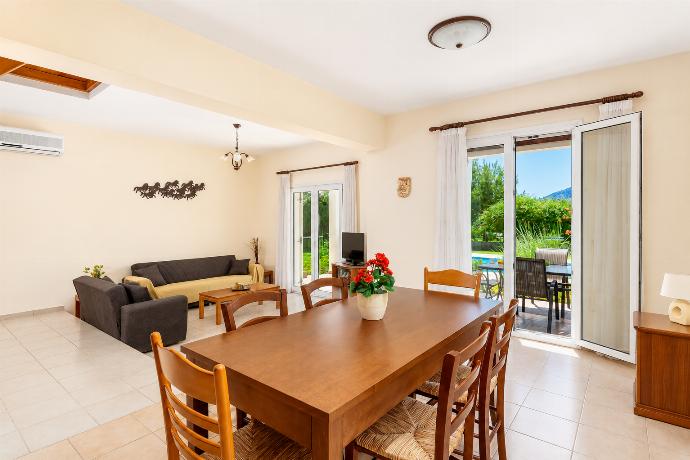 Open-plan living room with sofa, dining area, kitchen, A/C, WiFi internet, and satellite TV . - Villa Apollo Classico . (Fotogalerie) }}