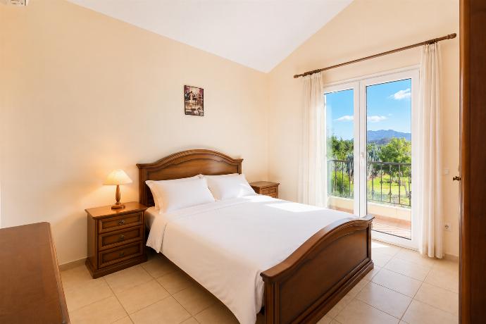 Double bedroom with en suite bathroom and A/C . - Villa Apollo Classico . (Fotogalerie) }}