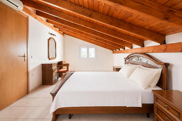Double bedroom with en suite bathroom and A/C . - Villa Apollo Classico . (Fotogalerie) }}