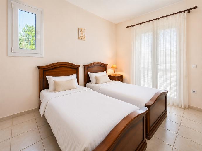 Twin bedroom with A/C . - Villa Apollo Classico . (Fotogalerie) }}