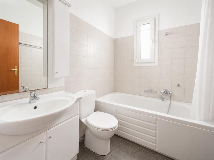 En suite bathroom with bath . - Villa Apollo Classico . (Fotogalerie) }}