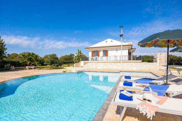 Beautiful villa with private pool and terrace . - Villetta Bianca . (Photo Gallery) }}