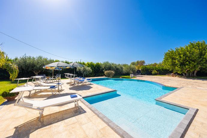 Private pool and terrace . - Villetta Bianca . (Photo Gallery) }}