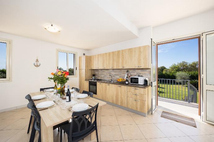 Equipped kitchen . - Villetta Bianca . (Photo Gallery) }}