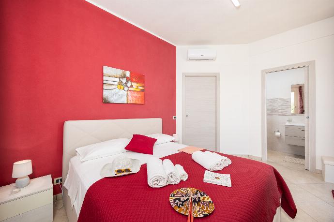 Double bedroom with en suite bathroom and A/C . - Villetta Bianca . (Photo Gallery) }}