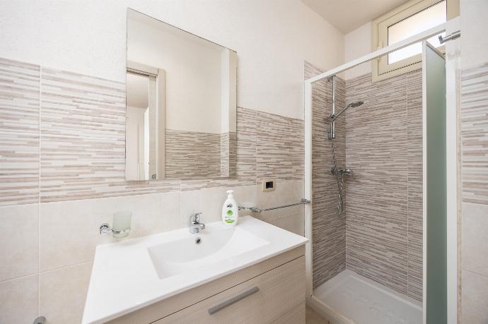 En suite bathroom with shower . - Villetta Bianca . (Photo Gallery) }}