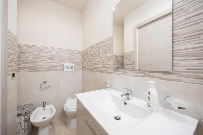 En suite bathroom with shower . - Villetta Bianca . (Photo Gallery) }}