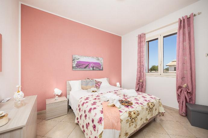 Double bedroom with A/C . - Villetta Bianca . (Photo Gallery) }}