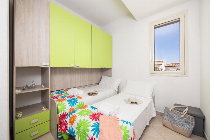 Twin bedroom with en suite bathroom and A/C . - Villetta Bianca . (Photo Gallery) }}