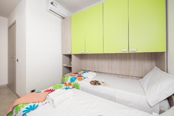 Twin bedroom with en suite bathroom and A/C . - Villetta Bianca . (Photo Gallery) }}
