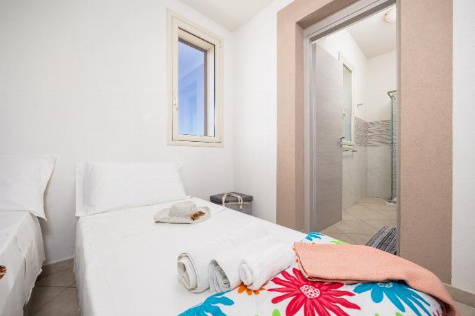Twin bedroom with en suite bathroom and A/C . - Villetta Bianca . (Photo Gallery) }}