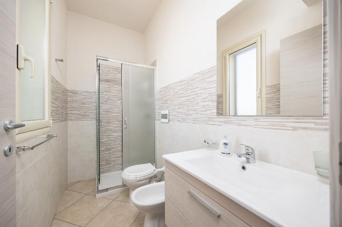 En suite bathroom with shower . - Villetta Bianca . (Photo Gallery) }}