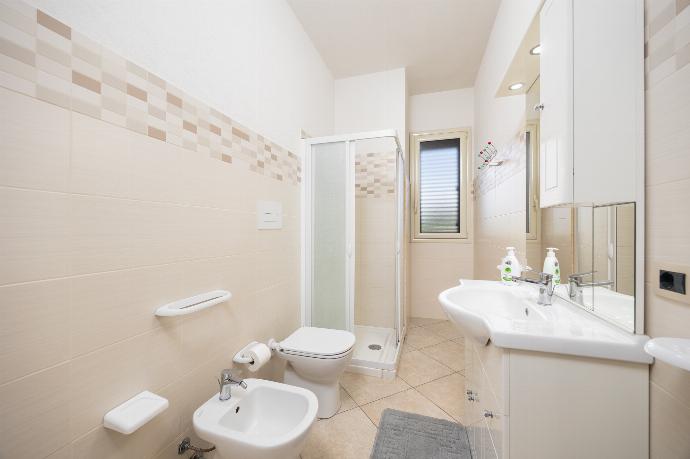Family bathroom with shower . - Villetta Bianca . (Photo Gallery) }}