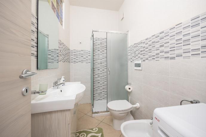 Family bathroom with shower . - Villetta Bianca . (Photo Gallery) }}