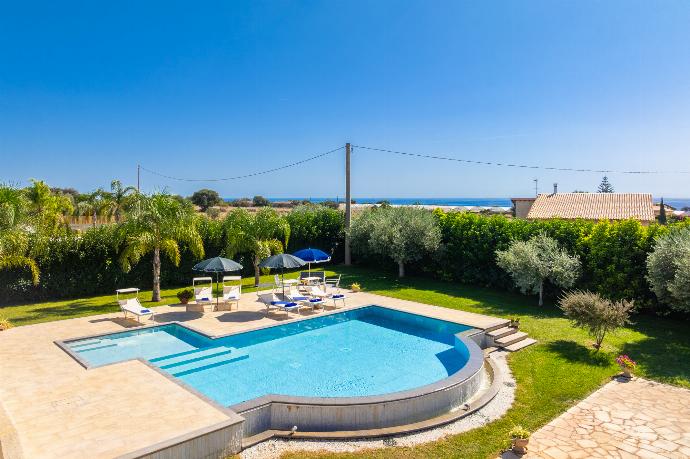 Private pool and terrace . - Villetta Bianca . (Photo Gallery) }}