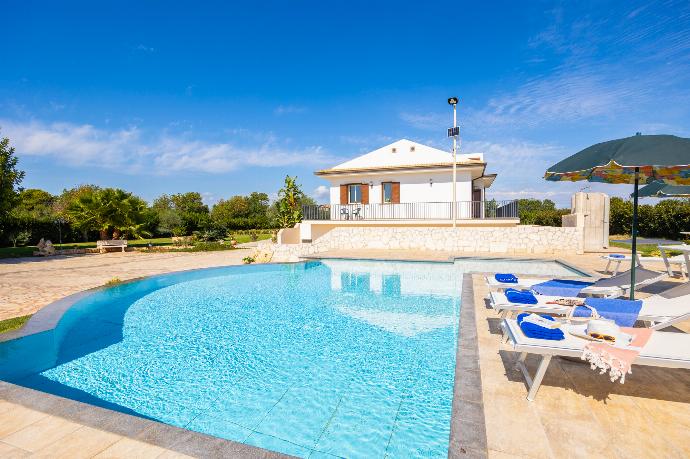 Beautiful villa with private pool and terrace . - Villetta Bianca . (Photo Gallery) }}