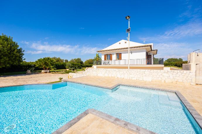 Beautiful villa with private pool and terrace . - Villetta Bianca . (Photo Gallery) }}
